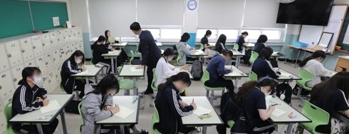 2024학년도 대학수학능력시험 6월 모의평가가 실시된 1일 오전 대구 경북여자고등학교에서 고3 수험생들이 시험 준비를 하고 있다. 연합뉴스 제공.